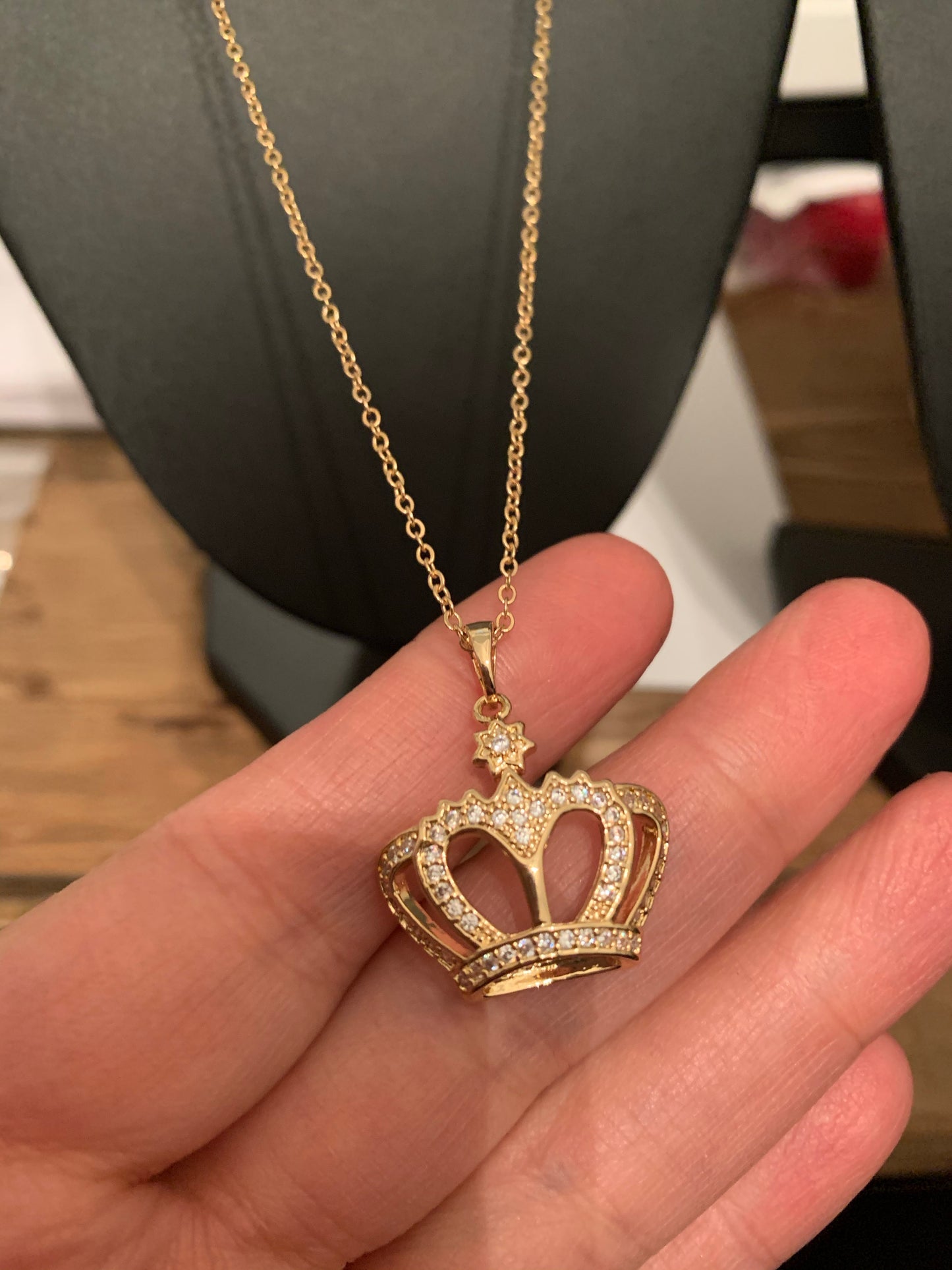 Charming Crown pendant with cubic zirconia crystals
