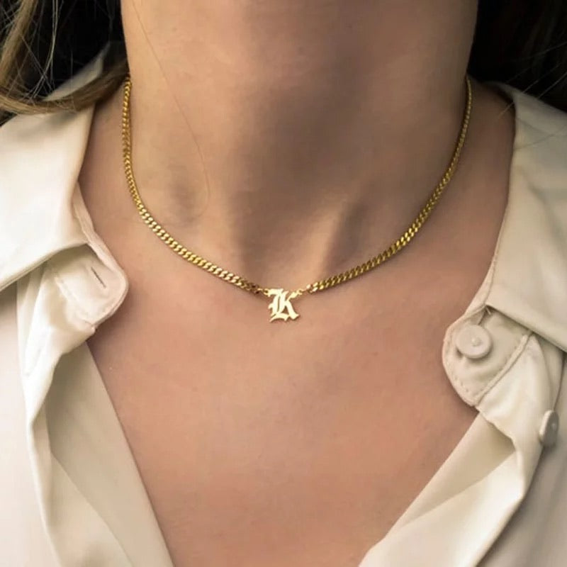Thick chain choker initial pendant