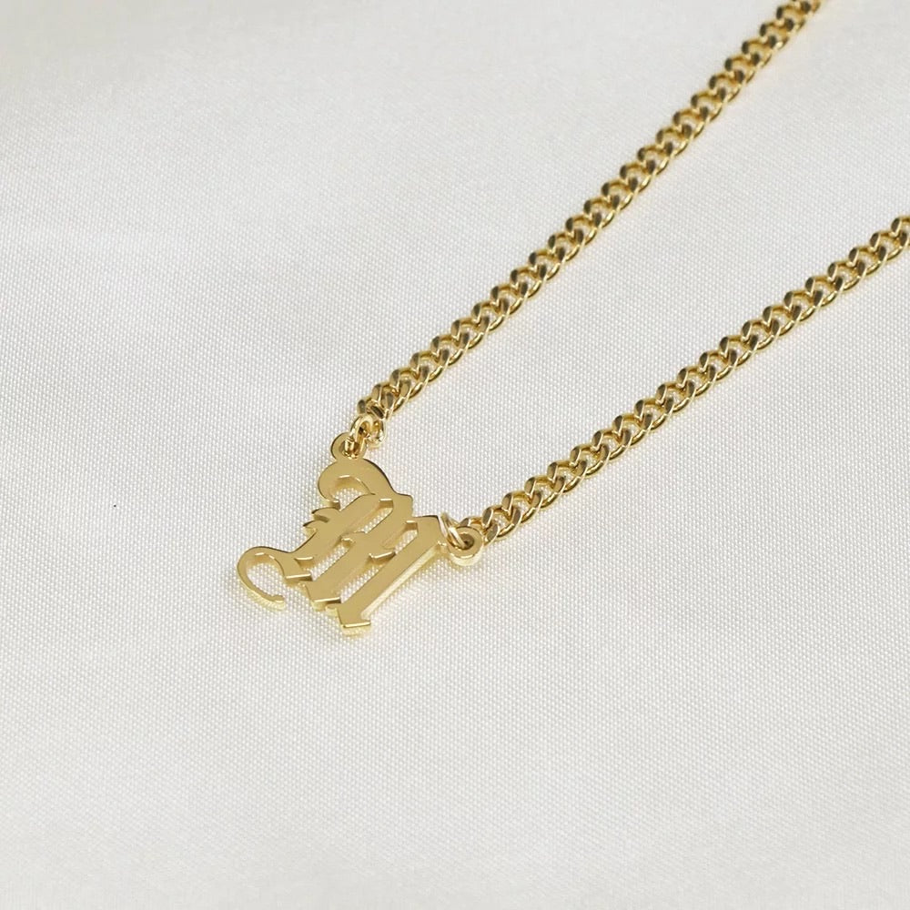 Thick chain choker initial pendant