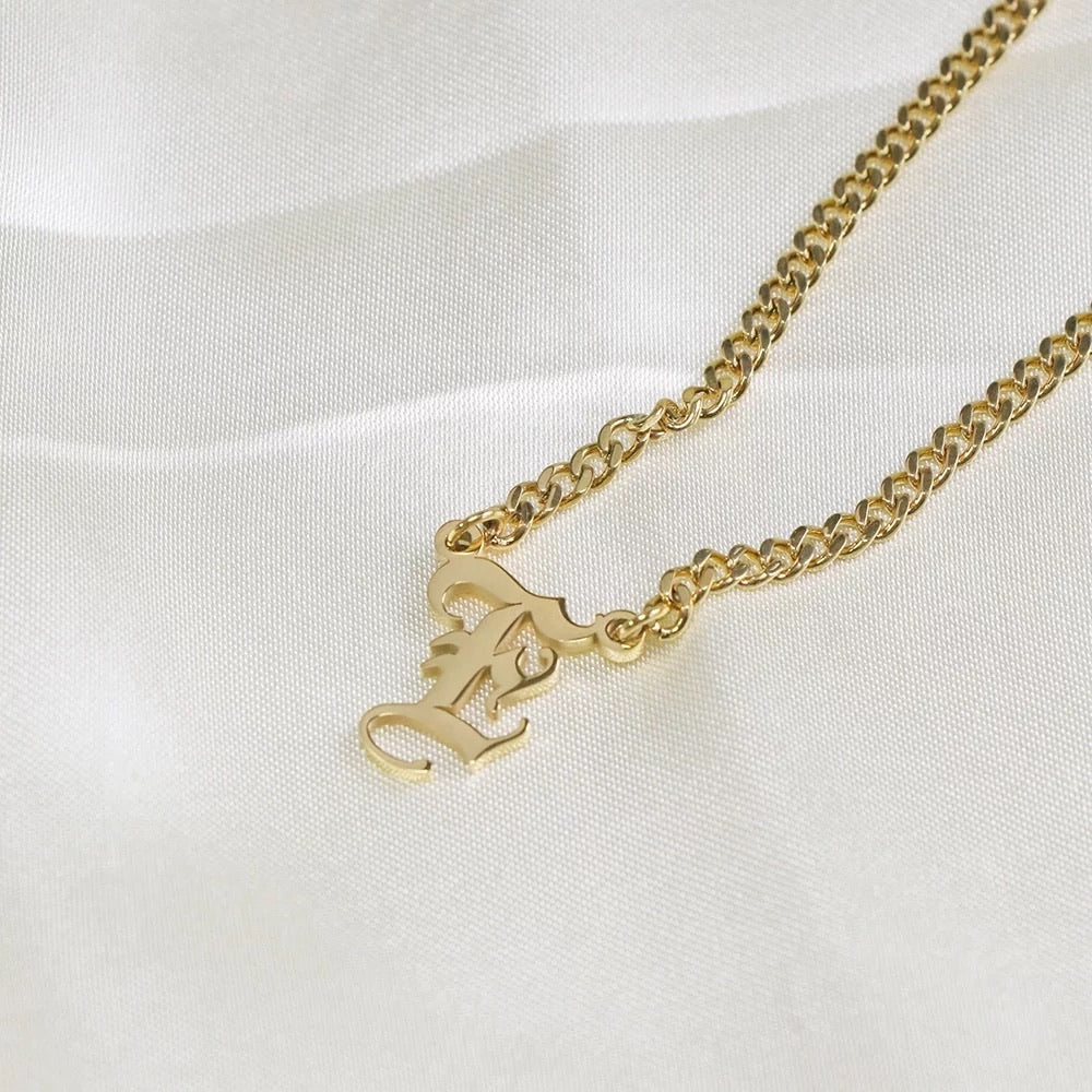 Thick chain choker initial pendant